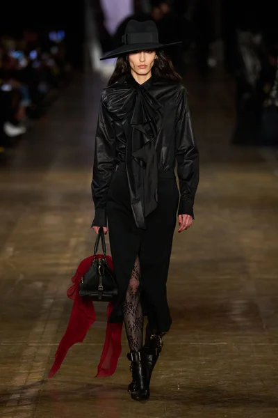 Look 10